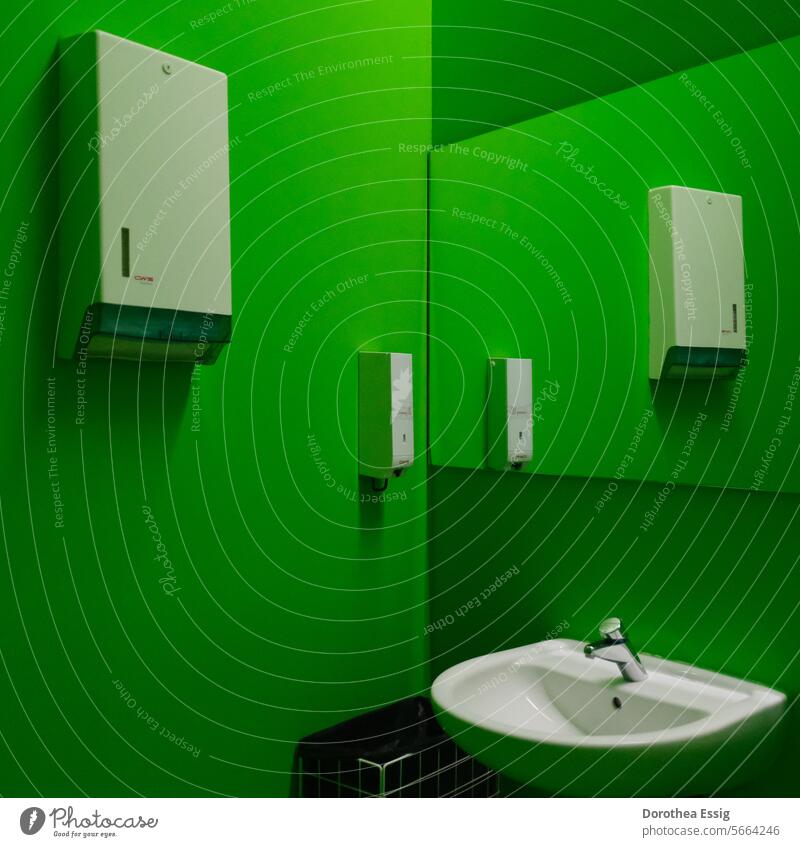 WC-Raum - ganz in Grün grün Farbfoto Toilette Sanitäranlagen Spiegelung Sauberkeit weiß Wand Farbe Waschbecken sauber Hygiene Innenaufnahme