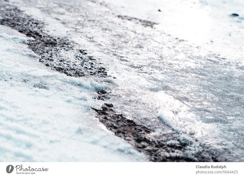Glatteis: Nahaufnahme von eisglatter Fahrbahn an einem sonnigen Wintertag glatte straße glatteis Glatteisgefahr eisglätte Glätte Eis Verkehrswege Frost Schnee