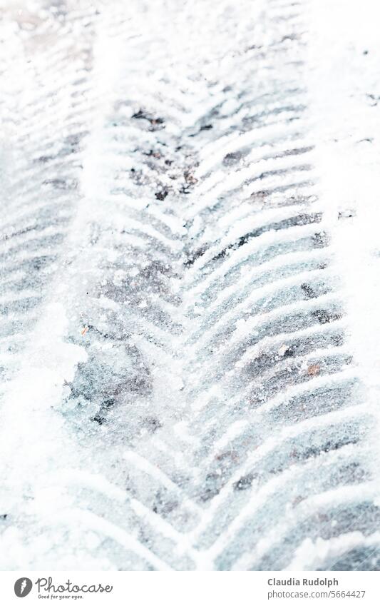Nahaufnahme von Reifenspuren in gefrorenem Schnee winterliche Straßenverhältnisse eis und schnee Eis und Frost Winter glatteis Wetter Winterstimmung Wintertag