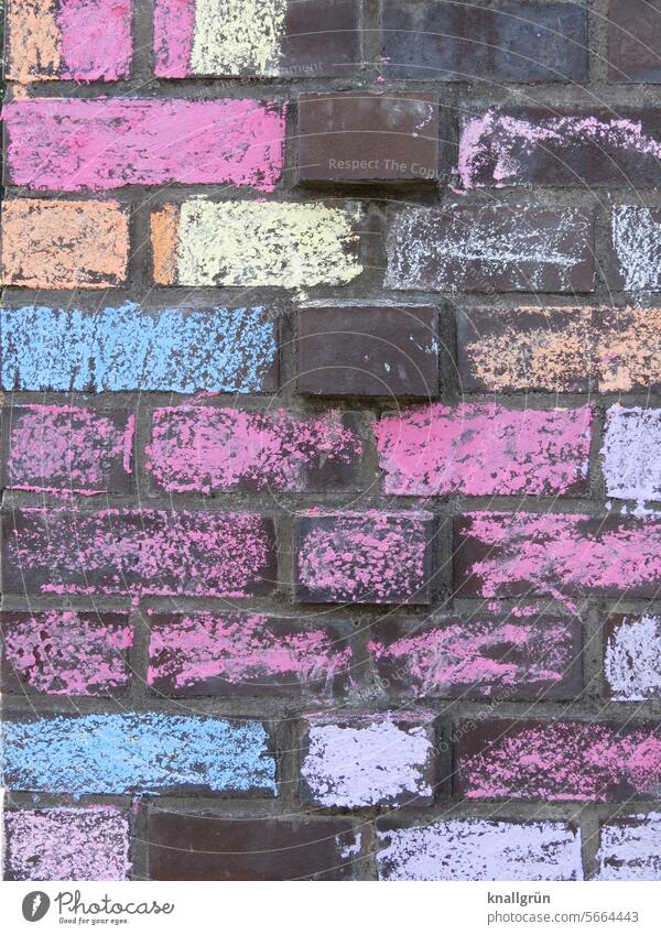 Bunte Steine bunt farbenfroh Kreativität mehrfarbig Farbe malen Nahaufnahme Kunst Kindheit Freizeit & Hobby Farbfoto Kreide Straßenkreide angemalt Ziegelsteine