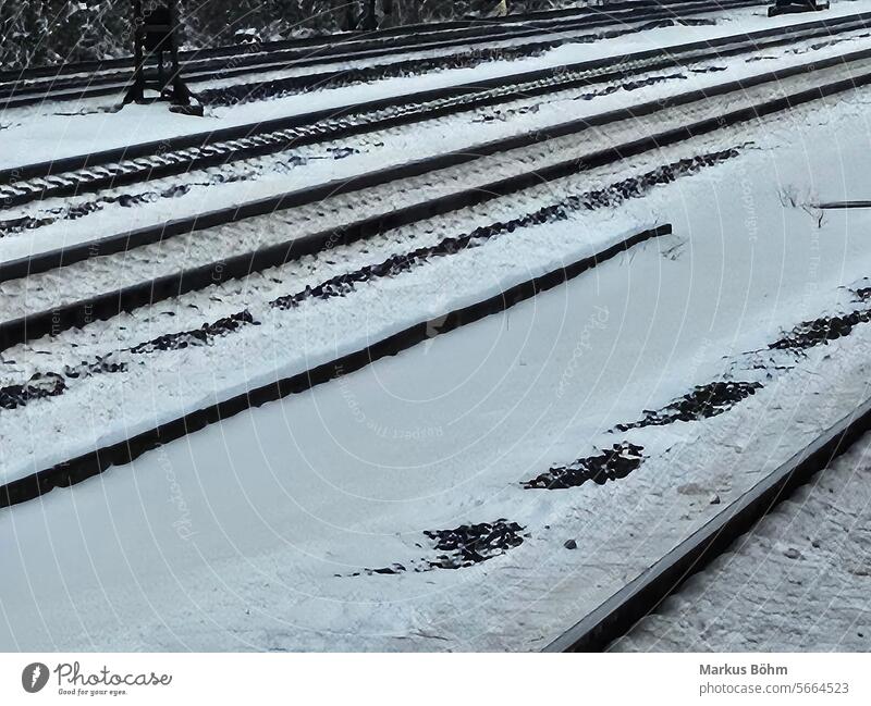 Schienen bedeckt vom Schnee. Foto ist in Bahnhof Porz am 19.01.2024 entstanden. Sieht mal anders aus, so Schienen im Schnee. DB Deutsche Bahn Schneetime Köln