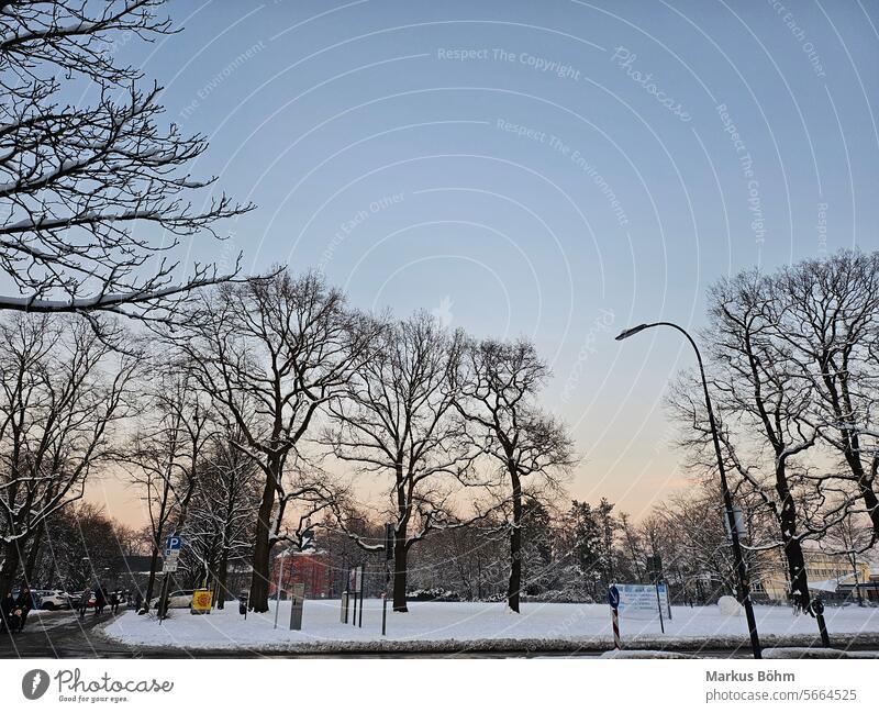 Traumhaftes Bild mit einem bezauberndem Himmel. Das Foto ist in Troisdorf entstanden. Man sieht im Hintergrund die Burg Wissem, die schöne große Wiese sowie etwas den Park. Natürlich sieht es nun mit Schnee ganz anders aus. Ich muss sagen Tramhaft schön