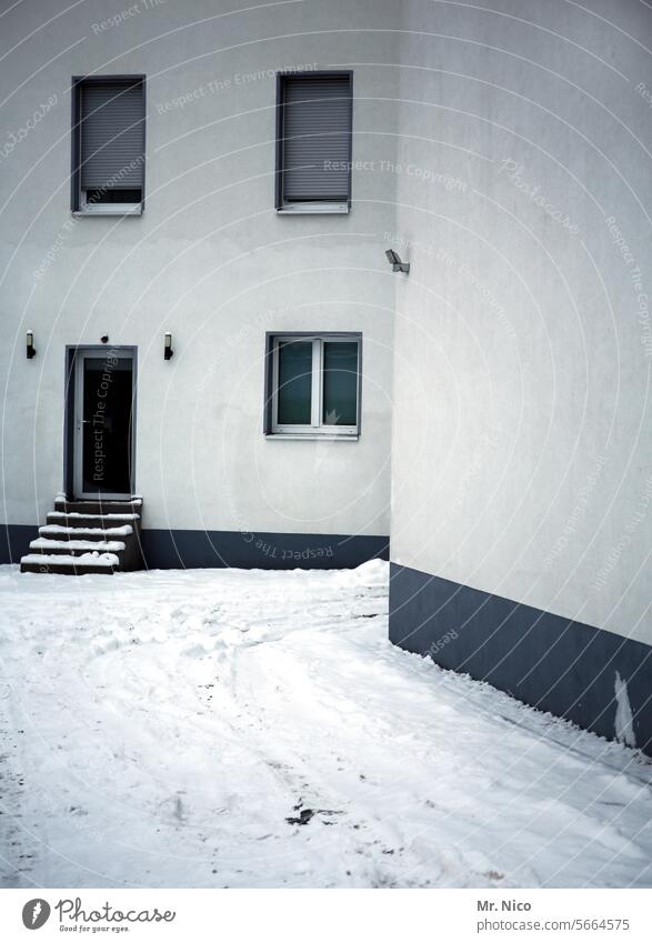 winterliche Hinterhofidylle Schnee Innenhof Altbau Fenster Gebäude Haus Architektur Altbauwohnung Fassade Winter trist Tür Treppe Tristesse hinterhofidyll