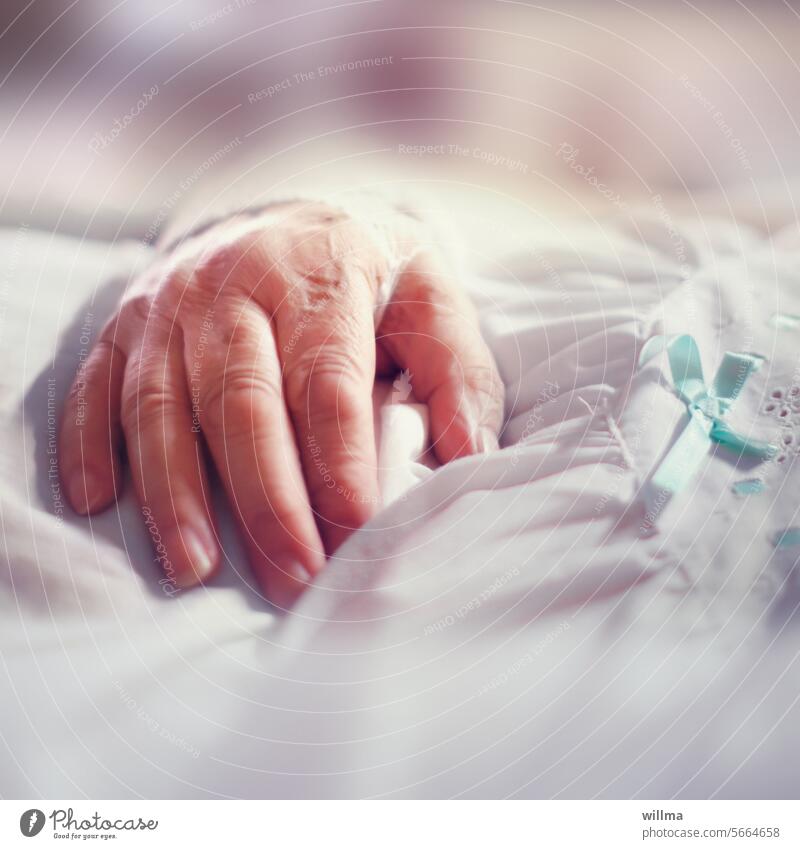 Das Schleifchen Hand schlafen Schlaf ruhen krank Krankenhaus Genesung Nachthemd Krankenbett Krankheit Klinik Finger stationär Bett Pflege weiblich Altenpflege