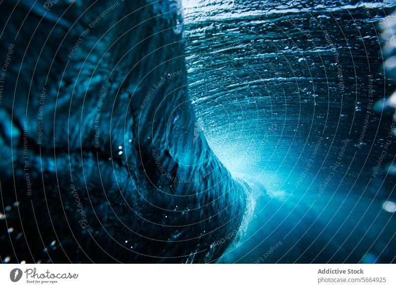 Unterwasser-Eisberg-Szene mit Lichtbrechung unter Wasser blau Meer MEER kalt Natur Umwelt arktische gefroren Kälte marin Tiefe Klarheit untergetaucht natürlich