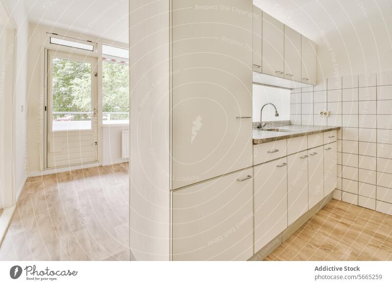 Helle und moderne Kücheneinrichtung mit weißen Schränken Innenbereich Zeitgenosse Kabinett Fliesen u. Kacheln Aufkantung hölzern Bodenbelag hell Licht natürlich