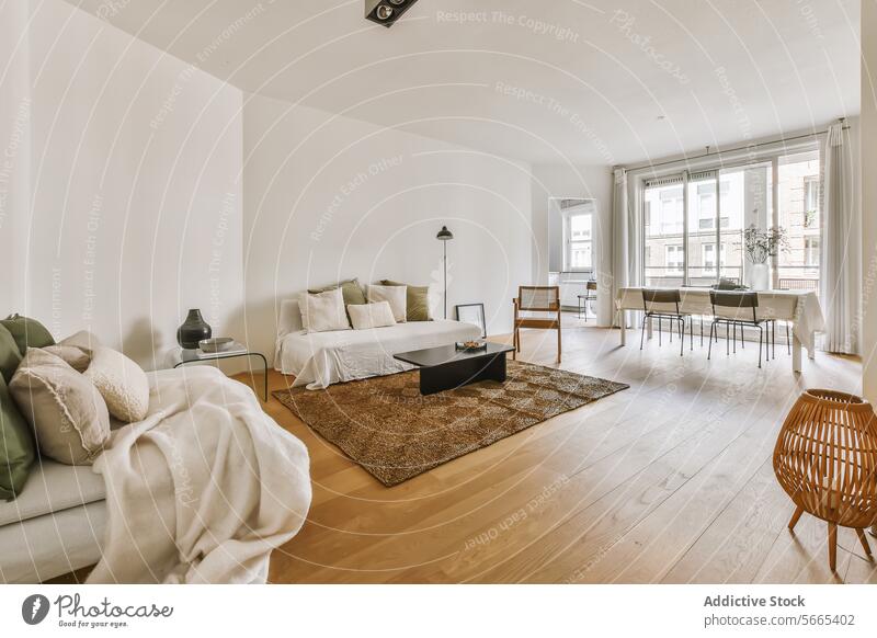 Modernes minimalistisches Wohnzimmer mit natürlichem Licht natürliches Licht Zeitgenosse Möbel gemütlich geräumig Stil modern Innenbereich heimwärts Design