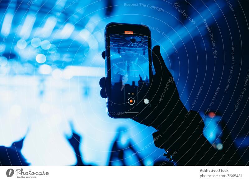 Konzertmagie mit dem Smartphone einfangen Aufnahme Publikum Hand Silhouette Schauplatz Licht jubelnd live Musik Leistung Bildschirm Entertainment Veranstaltung