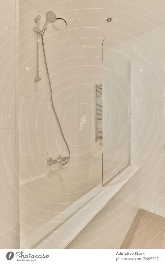 Modernes Badezimmerinterieur mit Glasduschabtrennung Innenbereich modern Dusche Abtrennung Badewanne Vorrichtung Zeitgenosse Design heimwärts wohnbedingt