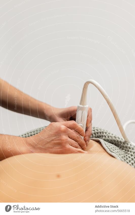 Anwendung einer Ultraschallsonde am Bauch eines Patienten Sonde Unterleib geduldig Gesundheit professionell Decke medizinisch Prüfung Diagnostik Gerät