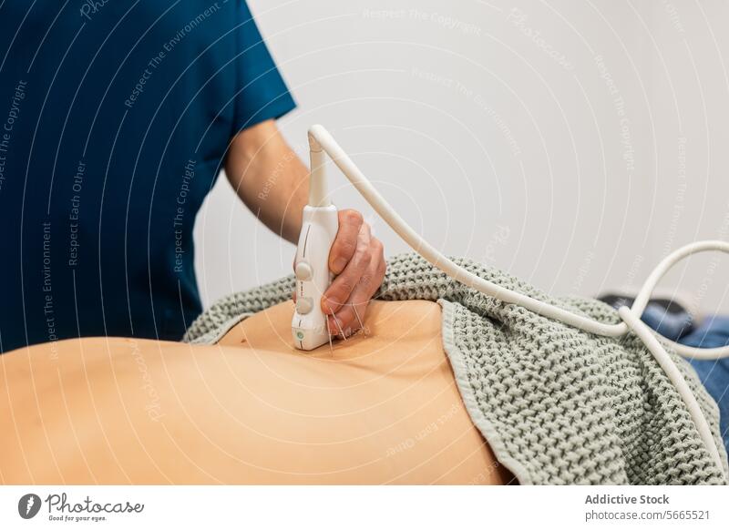 Ultraschalluntersuchung des Unterleibs eines Patienten Prüfung professionell geduldig abdominal Gegend Messwertaufnehmer Scan Haut medizinisch Klinik