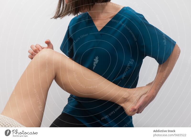 Nahaufnahme einer Person, die sich vor Unbehagen den Knöchel hält Fußknöchel Schmerz medizinische Kleidung Verletzung blau Beteiligung Gesundheit Bein packen