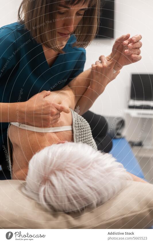 Physiotherapeutin behandelt die Hand eines älteren Patienten geduldig Therapie Behandlung klinisch Frau medizinisch Rehabilitation professionell Physiotherapie