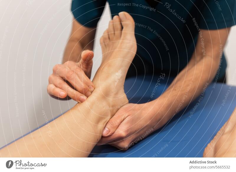 Physiotherapeutin bei der Untersuchung des Fußes eines Patienten Physiotherapie Fußuntersuchung geduldig Therapeut Ertasten klinisch Tisch medizinisch Prüfung