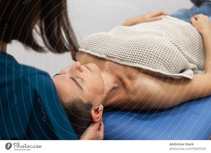 Entspannende Nackenmassage im Wellness-Center Frau Therapeut Massage Hals Erholung Zentrum ruhig Einstellung professionell Therapie Gesundheit Behandlung Spa