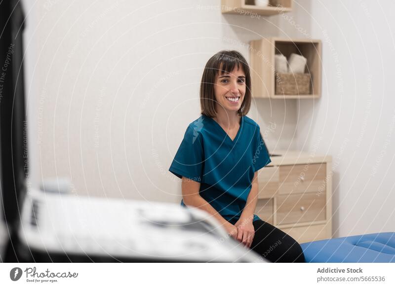 Lächelndes medizinisches Personal in einer modernen Klinik professionell Frau Büro Sitzen Arbeiter Krankenpfleger Arzt Praktiker Gesundheitspersonal Medizin