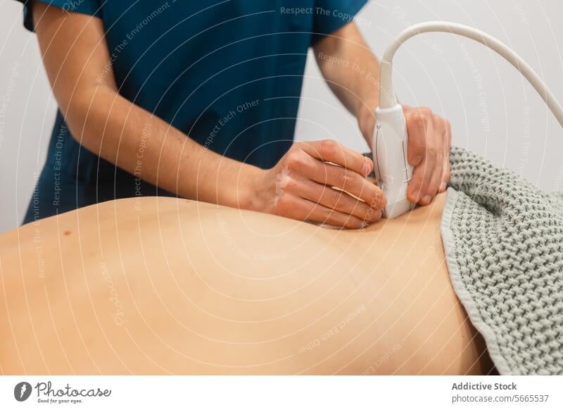 Ultraschalltherapieverfahren in einer Klinik für Physiotherapie Therapie geduldig Behandlung Messwertaufnehmer Haut Rücken medizinisch Sitzung Verfahren