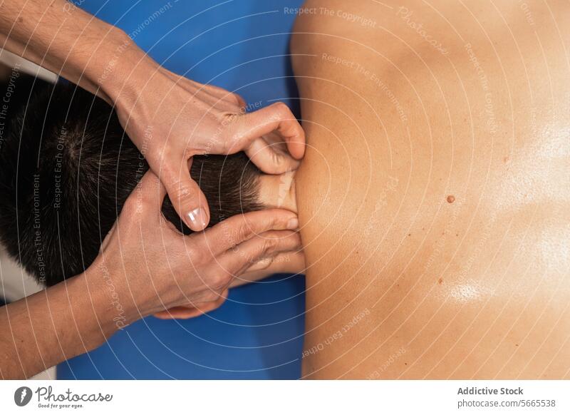 Nahaufnahme einer therapeutischen Schultermassagebehandlung Massage Therapie Muskel Erleichterung Hände Gesundheit Wellness Behandlung Körper Haut Spannung
