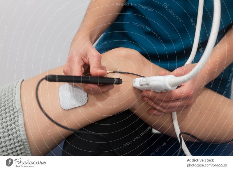 Patient, der sich einer Ultraschalluntersuchung des Knies unterzieht Prüfung professionell geduldig Gelenk Weichteilgewebe medizinisch Klinik Krankenhaus