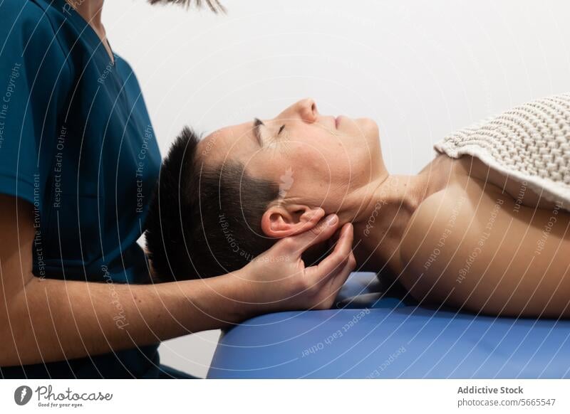 Chiropraktiker bei der Einstellung des Nackens eines Patienten Anpassung Hals geduldig Physiotherapie männlich liegend professionell Behandlung Therapie