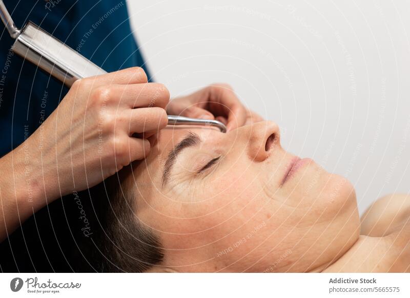 Entspannende Gesichtsbehandlung im Beauty Spa Frau Behandlung Schönheit Erholung Windstille ruhig spezialisiert Werkzeuge Kosmetikerin Wellness Therapie