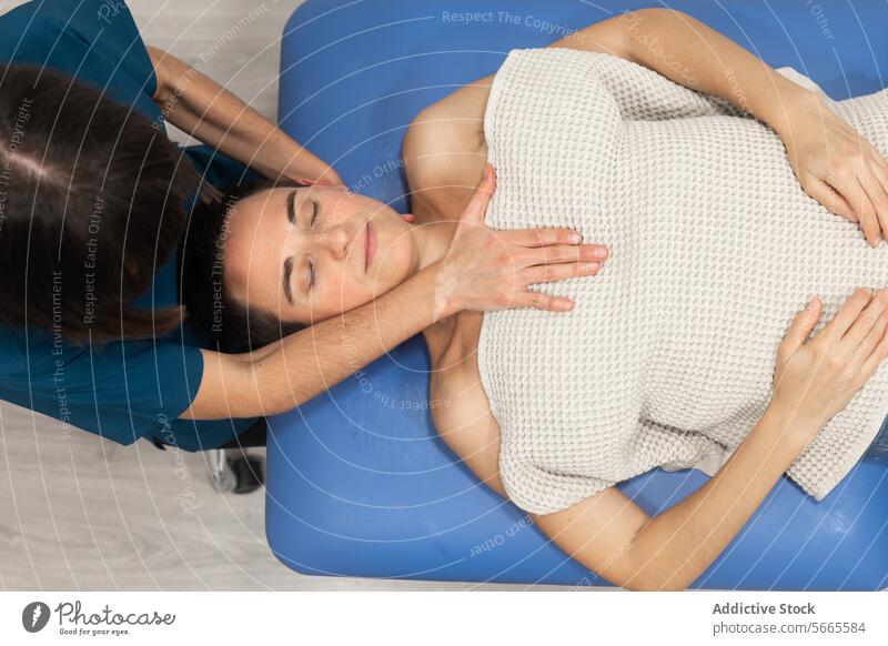 Professionelle Physiotherapeutin behandelt den Nacken eines Patienten geduldig Behandlung Therapie Sitzung Hals Frau professionell Gesundheit Wohlbefinden