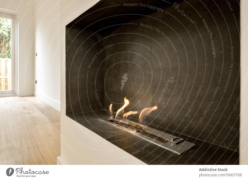 der Kamin im Wohnzimmer ist mit Schiefer verkleidet Feuerstelle Bioethanol Zeitgenosse minimalistisch Innenbereich Design heimwärts warm Ambiente elegant