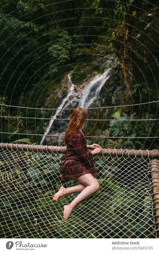 Frau auf Hängebrücke im Dschungel Wasserfall Einstellung in Minca, Kolumbien Kleid Sitzen Netz Kettenbrücke Hintergrund natürlich Landschaft üppig (Wuchs) Grün