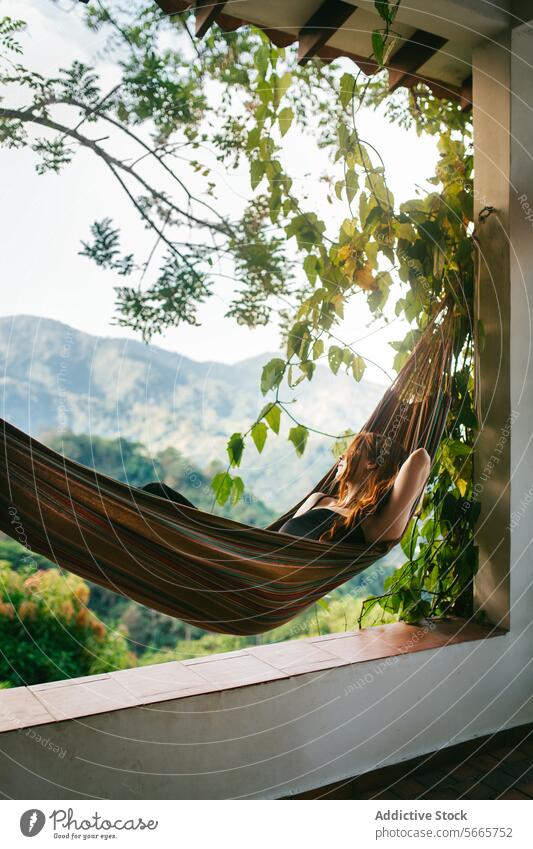 Entspannen in einer Hängematte vor einer malerischen Bergkulisse in Minca, Kolumbien Erholung Natur Berge u. Gebirge Grün friedlich Ruhe Freizeit im Freien