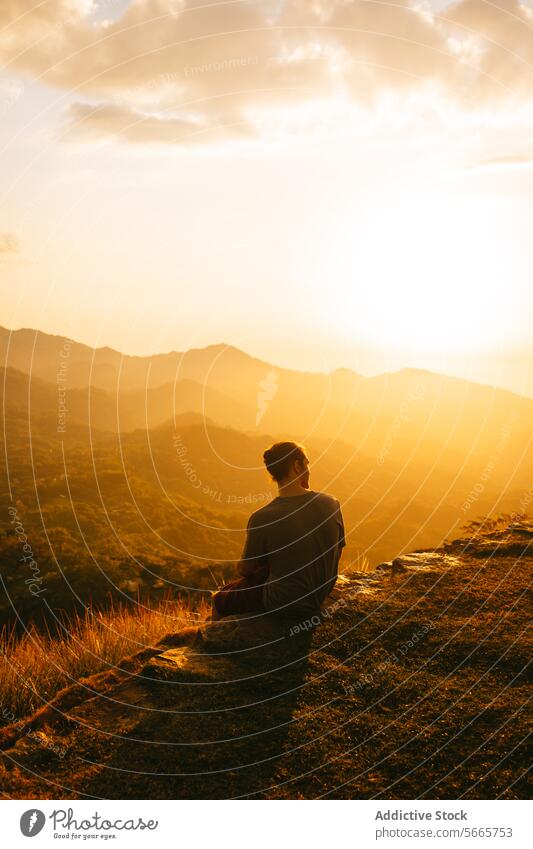 Heiterer Sonnenuntergang in den Bergen mit einsamer Figur in Minca, Kolumbien Person Berge u. Gebirge Gelassenheit friedlich Landschaft malerisch Warmes Licht