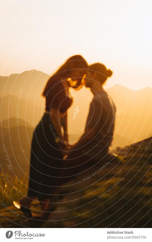 Romantisches Paar Silhouette bei Sonnenuntergang in den Bergen Liebe romantisch Berge u. Gebirge warm verschwommen berühren Stirn Gelassenheit Ansicht Abend