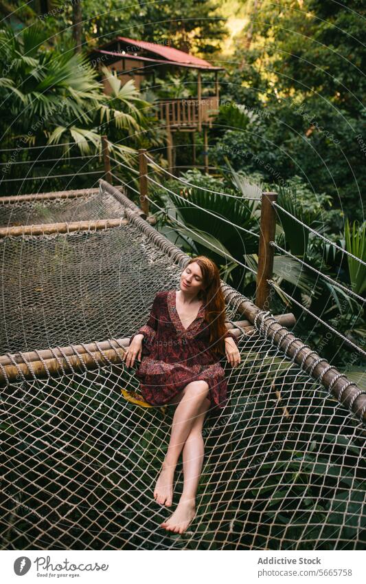 Gelassener Dschungel-Rückzug mit entspannter junger Frau in Minca, Kolumbien Hängematte üppig (Wuchs) Laubwerk Ruhe Natur Erholung Freizeitkleidung Barfuß