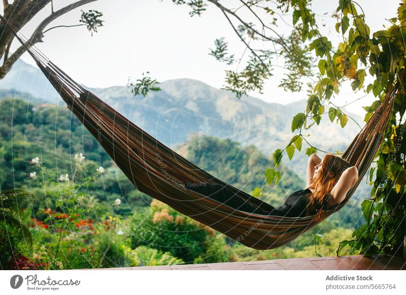 Entspannen in einer Hängematte mit Blick auf die Berge in Minca, Kolumbien Erholung malerisch Berge u. Gebirge Ansicht Grün Natur friedlich Gelassenheit Ruhe