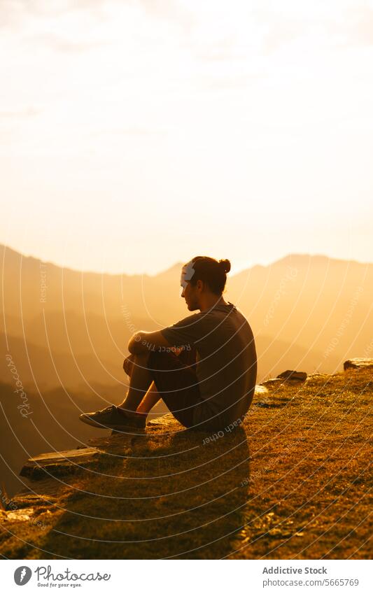 Nachdenklicher Mensch genießt einen ruhigen Sonnenuntergang in Minca, Kolumbien Person Gelassenheit Natur Reflexion & Spiegelung beschaulich Klippe Saum Sitzen