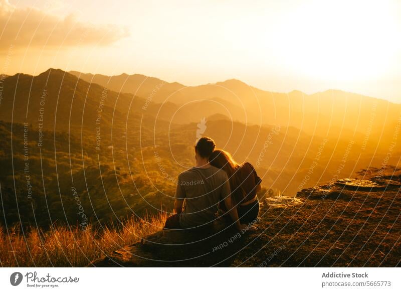 Paar, das sich umarmt, während es einen Sonnenuntergang in den Bergen von Minca, Kolumbien, beobachtet Umarmen Berge u. Gebirge Gelassenheit Landschaft Liebe