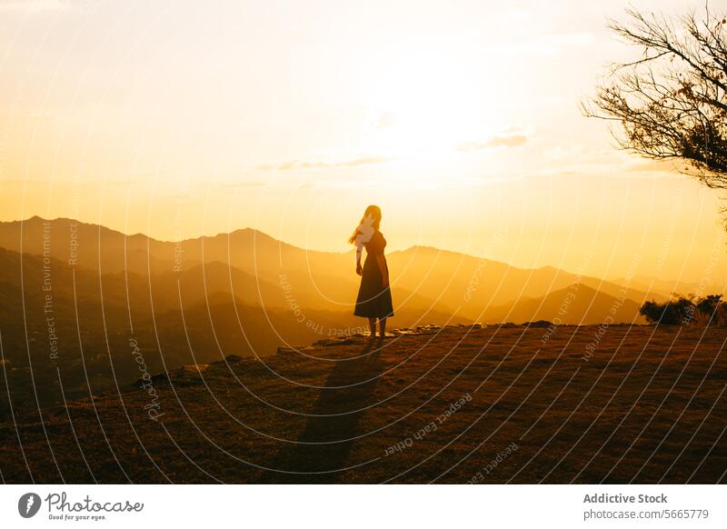 Silhouettierte Frau genießt den Sonnenuntergang über den Bergen in Minca, Kolumbien Silhouette Gelassenheit Hügel Stehen Natur Abenddämmerung ruhig Landschaft