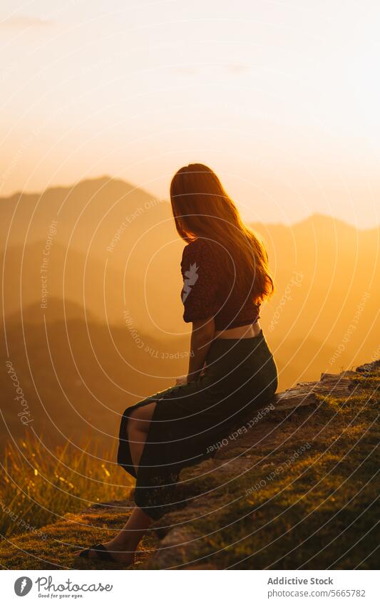 Kontemplative Frau genießt einen ruhigen Sonnenuntergang in den Bergen von Minca, Kolumbien Berge u. Gebirge Einsamkeit Gelassenheit Kontemplation Natur