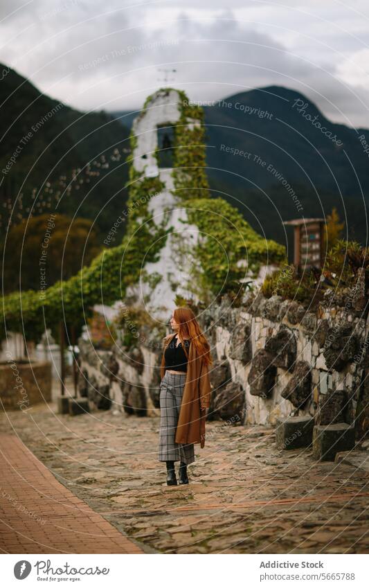 Nachdenkliche Frau in einer historischen Steinkirchenruine in Bogotá, Kolumbien Ruinen Kirche bewachsen beschaulich jung grün Hügel Hintergrund üppig (Wuchs)