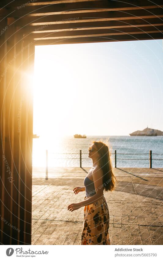 Gelassener Sonnenuntergang am Meer mit nachdenklicher Frau MEER ruhig beschaulich golden Sonnenstrahlen Silhouette Schatten Rahmen friedlich Gelassenheit