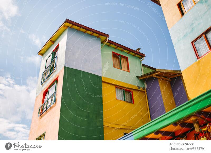 Farbenfrohe Architektur unter blauem Himmel in Guatapé Gebäude pulsierend urban Fenster Fassade wohnbedingt Design einzigartig hell mehrfarbig Stil Großstadt