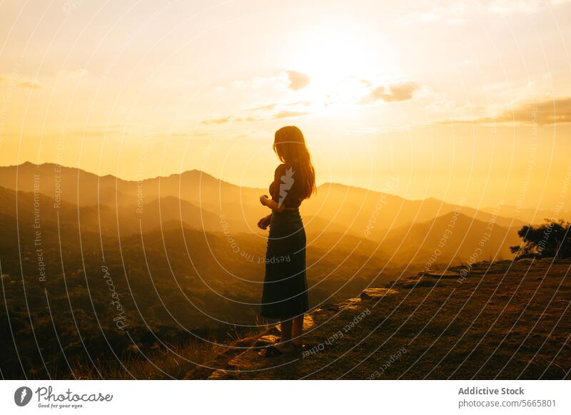 Kontemplative Frau bei Sonnenuntergang in den Bergen von Minca, Kolumbien Berge u. Gebirge Kontemplation Einsamkeit Natur malerisch Ansicht Landschaft glühen
