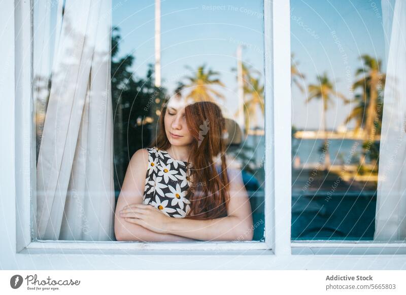 Kontemplative Frau, die aus dem Fenster schaut Kontemplation Nachdenklichkeit Reflexion & Spiegelung anstarrend Gelassenheit Handflächen Hintergrund jung