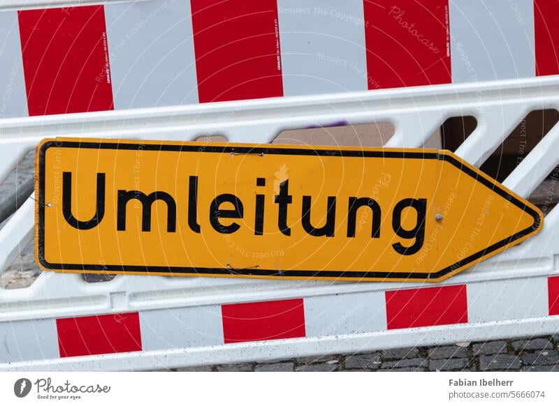 Wegweiser kennzeichnet Umleitung an einer Baustelle Verkehrszeichen Absperrung Schilder & Markierungen Bauarbeiten