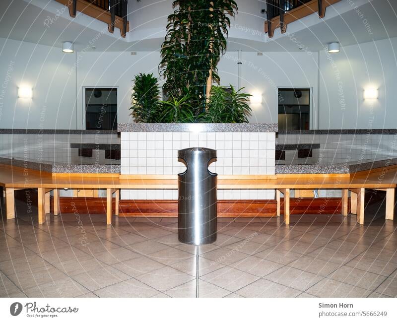 Aufenthaltsbereich in einem Einkaufszentrum 80er 90er Fliesen Retro Symmetrie Fliesen u. Kacheln Wartebank Sitzgelegenheit Springbrunnen Wasserspiel Design