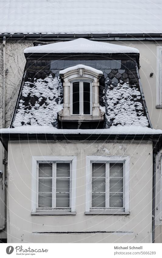 Schneebedecktes altes Haus schneebedeckt Winter kalt Winterstimmung winterlich Wintertag verschneit Schneedecke weiß altes haus trist karg trostlos geschlossen