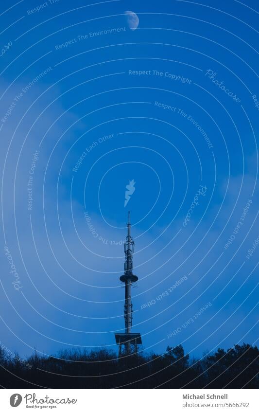 Mobilfunkmast oder Handymast mit Verbindung zum Mond Himmel Strahlung Mobilfunktechnik Mobilfunkturm Technik & Technologie Kommunizieren Sender Sendemast