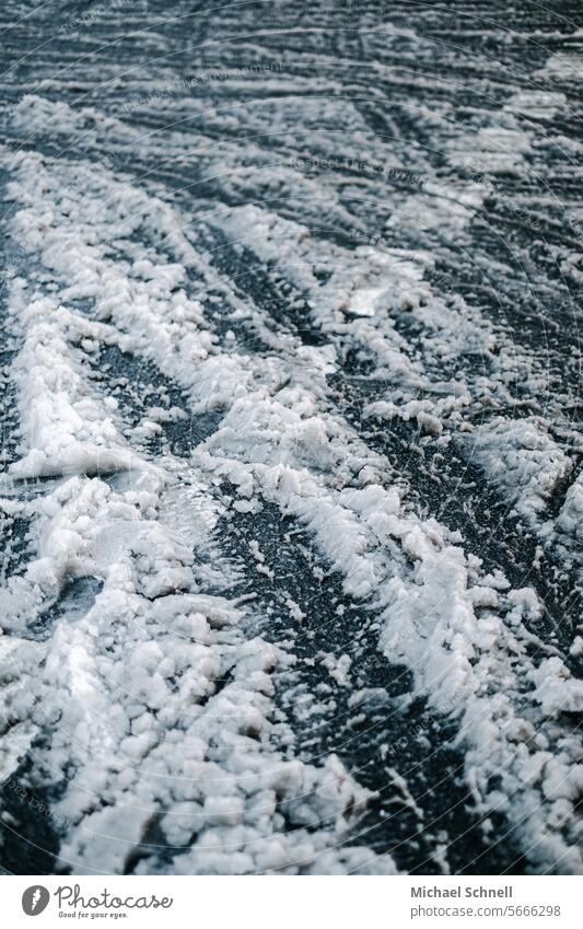 Schneematsch auf einer Straße matschig matschige Straße Wege & Pfade Straßenverkehr Autofahren Verkehrswege Winter aufpassen Gefahr wegrutschen Mobilität nass