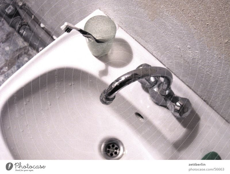 Waschbecken Wasserhahn Zahnputzbecher Zahnbürste Körperpflege Zahnpflege Hände waschen Toilette sanitärbereich