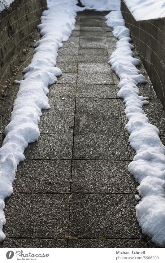 Freiraum Schnee freiräumen Schneeschippen schnee schippen Schnee schieben Schnee schaufeln Wege & Pfade Weg freiräumen freimachen ausrutschen sichern Sicherheit