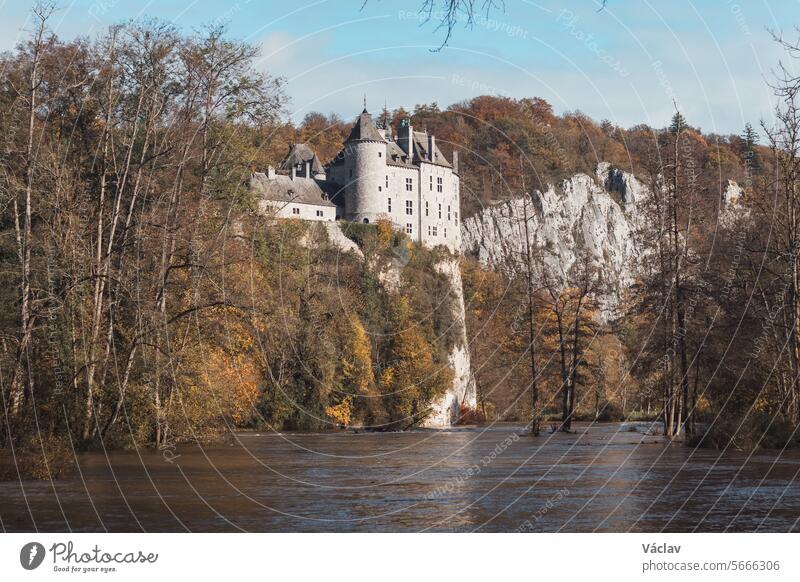 Mittelalterliches Schloss Walzin am Ufer der Lesse in der Region Wallonien in Südbelgien. Neugotisches Schloss auf einem steilen Felsen in der Provinz Namur